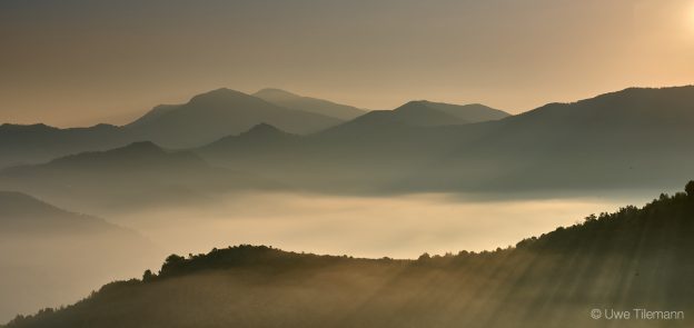 Morgennebel in Perinaldo / Ligurien / Italien
